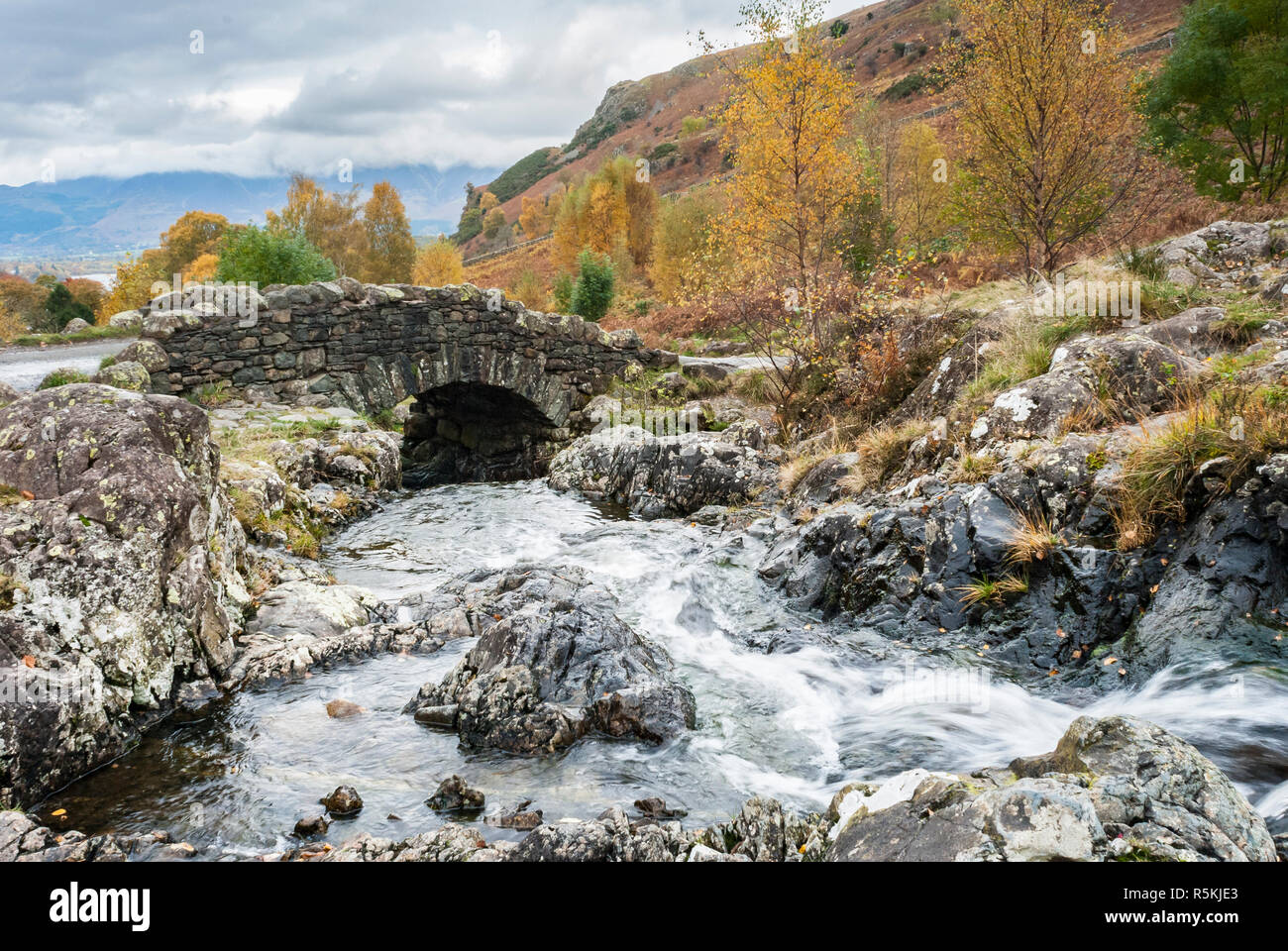 Ponte Ashness. Un vecchio pack horse bridge in inglese il Distretto dei Laghi vicino a Derwentwater e la città di Keswick. Foto Stock