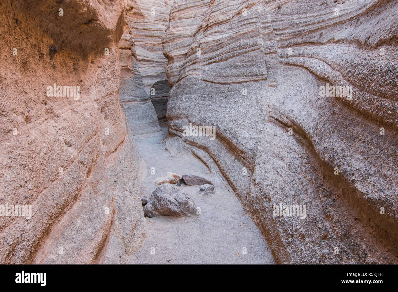 Il passaggio attraverso una fessura canyon che illustra i motivi ondulati di erosione a Kasha-Katuwe tenda rocce monumento nazionale Foto Stock