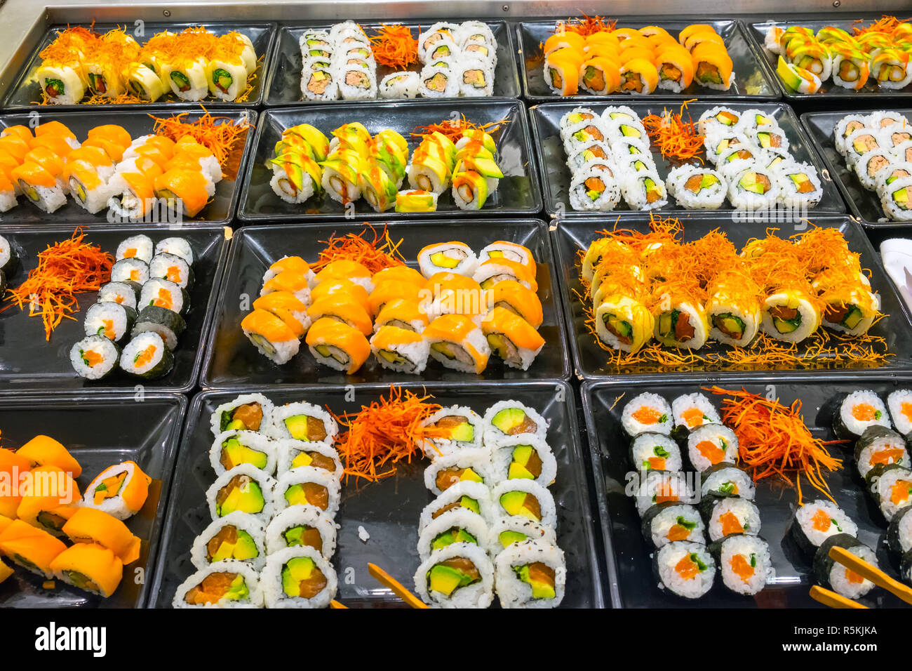 Ampia selezione di sushi rotoli su un buffet Foto Stock