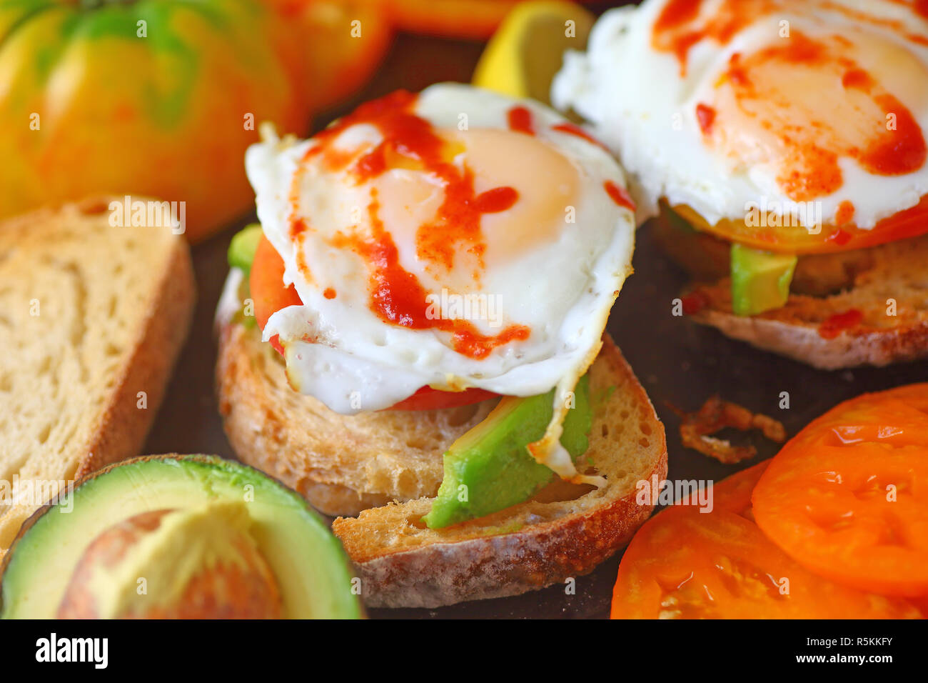 Avocado toast, uova e salsa di peperoncino Foto Stock