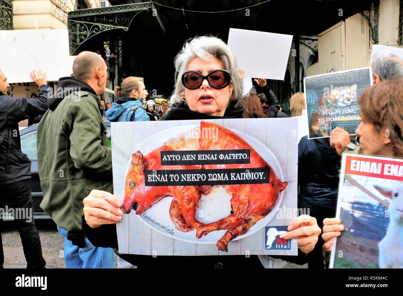 Un manifestante visto tenendo un cartello durante la protesta. Animali attivisti di destra dimostrano in Atene contro animali' abuso, violenze, maltrattamenti nei confronti degli animali e la promozione di un modo vegano della vita. Foto Stock