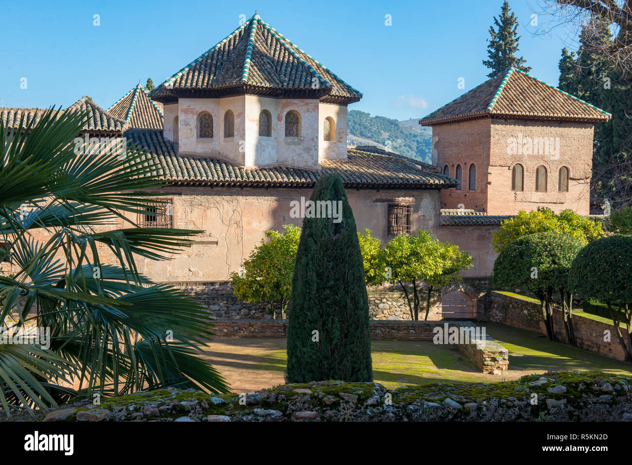 I tetti delle torri del palazzo dell'Alhambra di Granada, Spagna e i giardini che le circondano Foto Stock