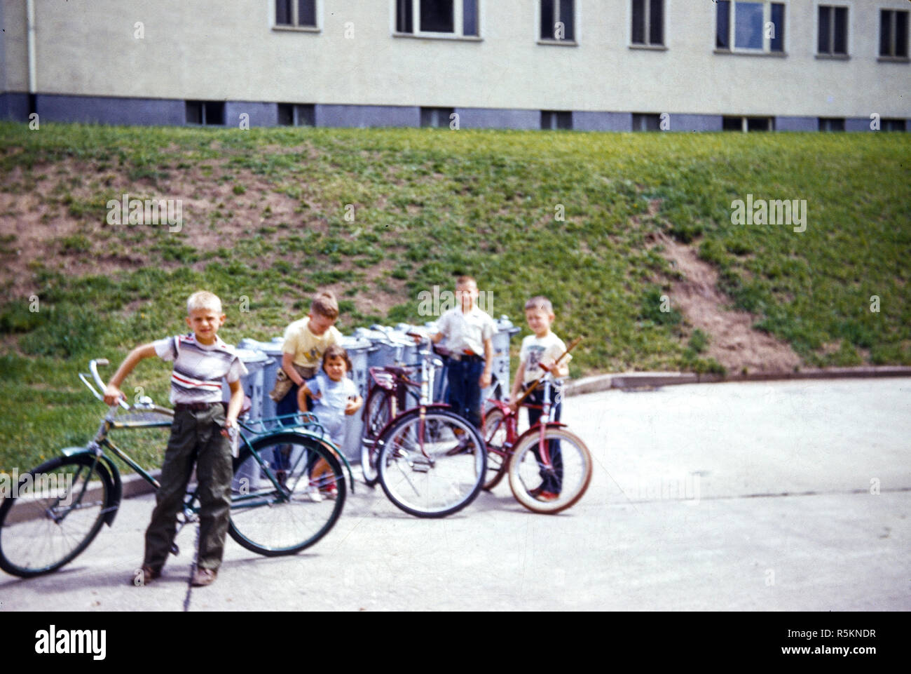 Dipendenti e le biciclette in militare americano in area di alloggiamento, Norimberga, Germania, 1956 Foto Stock
