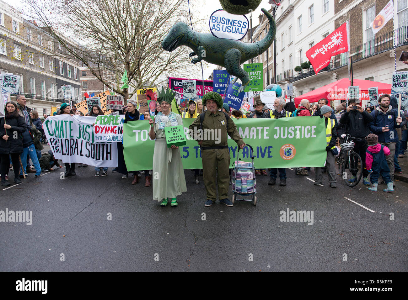 I manifestanti visto che trasportano striscioni, bandiere e cartelli. Centinaia di persone nel rally di Portland Place, vicino all'ambasciata polacca e hanno marciato a Downing Street per mostrare il loro sostegno alle associazioni ambientaliste in Polonia dove DELLE NAZIONI UNITE SUI CAMBIAMENTI CLIMATICI e Summit avrà luogo a Katowice da dicembre 2 a 14. Inoltre, i manifestanti esigere dal governo del Regno Unito di impegno e di azione per quanto riguarda la crisi climatica. La protesta degli altoparlanti inclusi come la manodopera MP Clive Lewis, co-leader e Partito Verde Sian Berry, manodopera MP Barry giardiniere tra gli altri Foto Stock