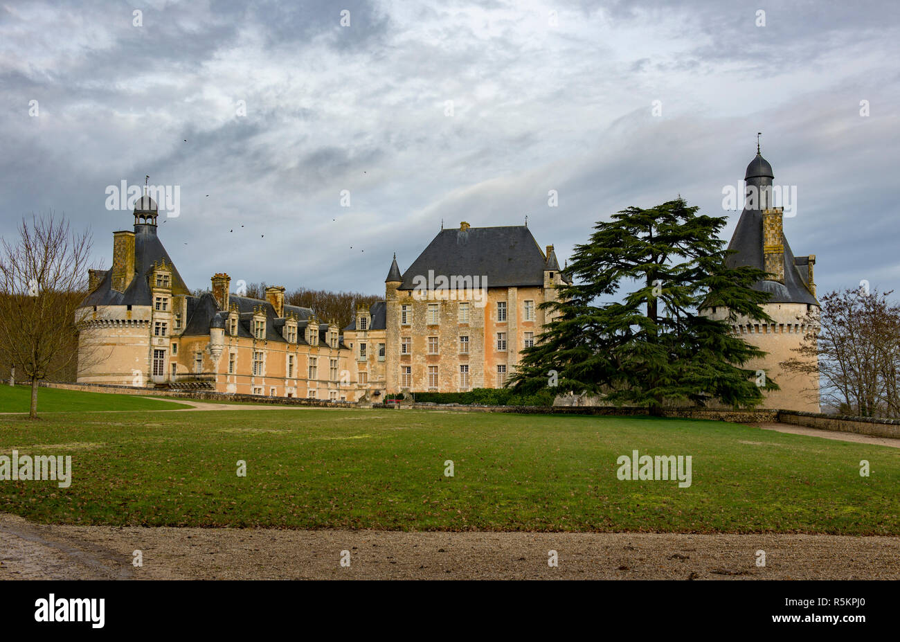 Il Château de Touffou lungo il fiume Vienne in Francia rurale Foto Stock