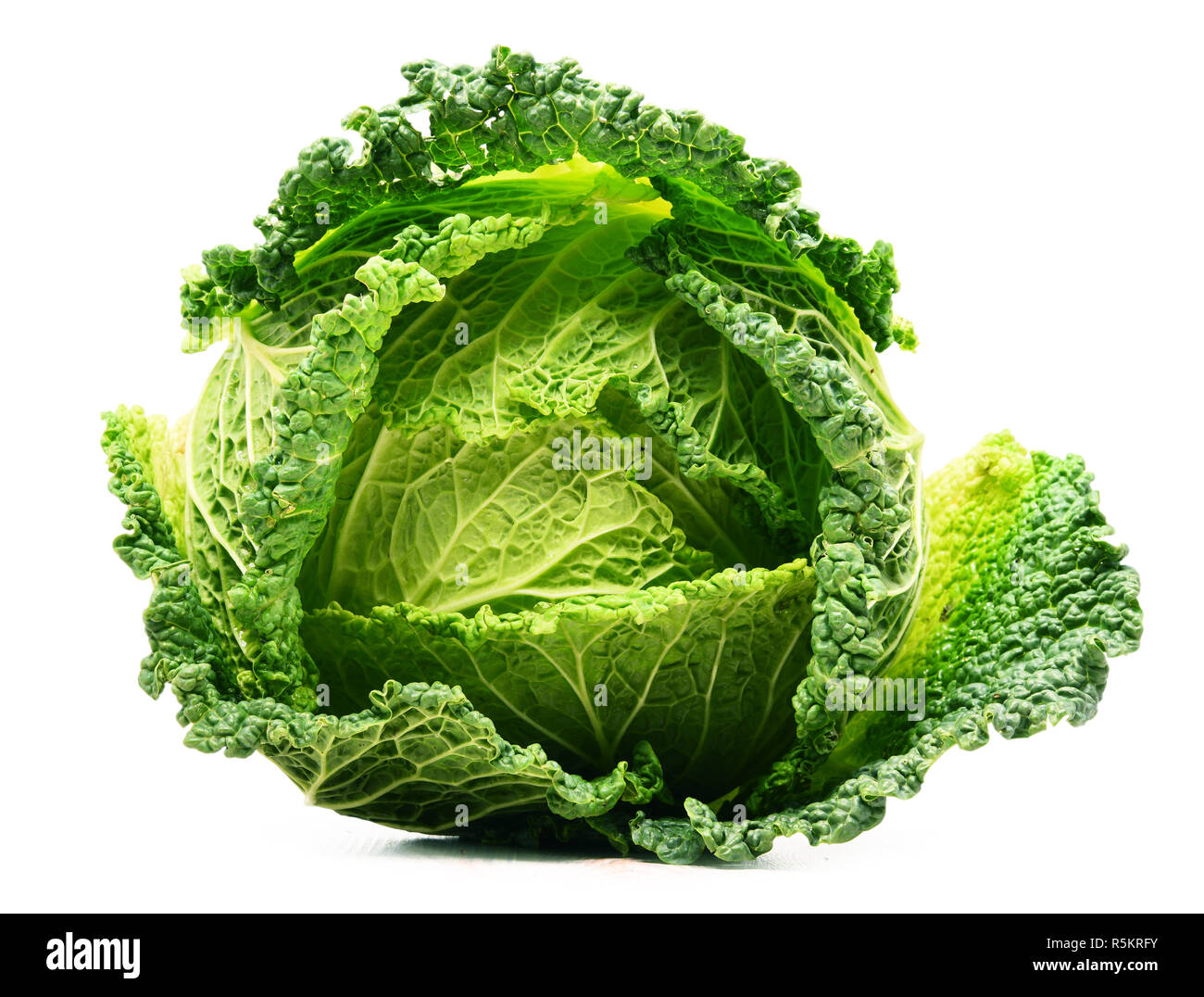 Fresche biologiche testa di cavolo isolato su bianco Foto Stock