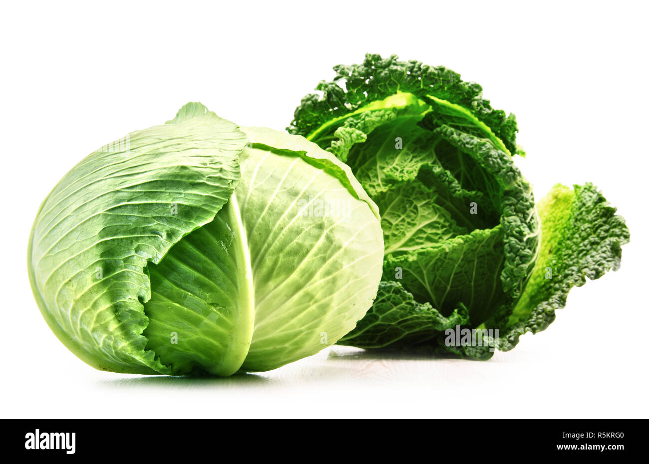 Due fresche biologiche teste di cavolo isolato su bianco Foto Stock
