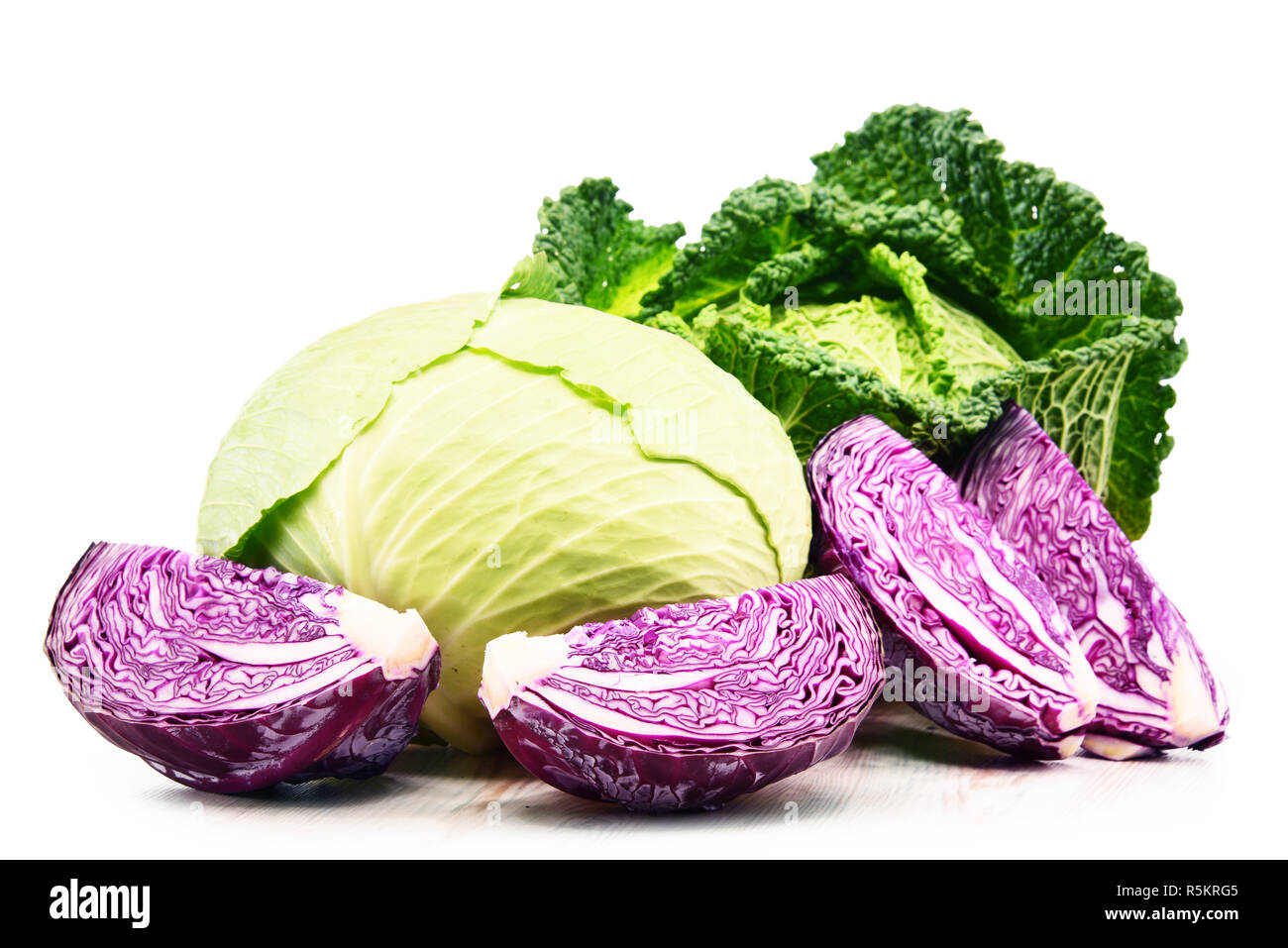 Fresche biologiche teste di cavolo isolato su bianco Foto Stock