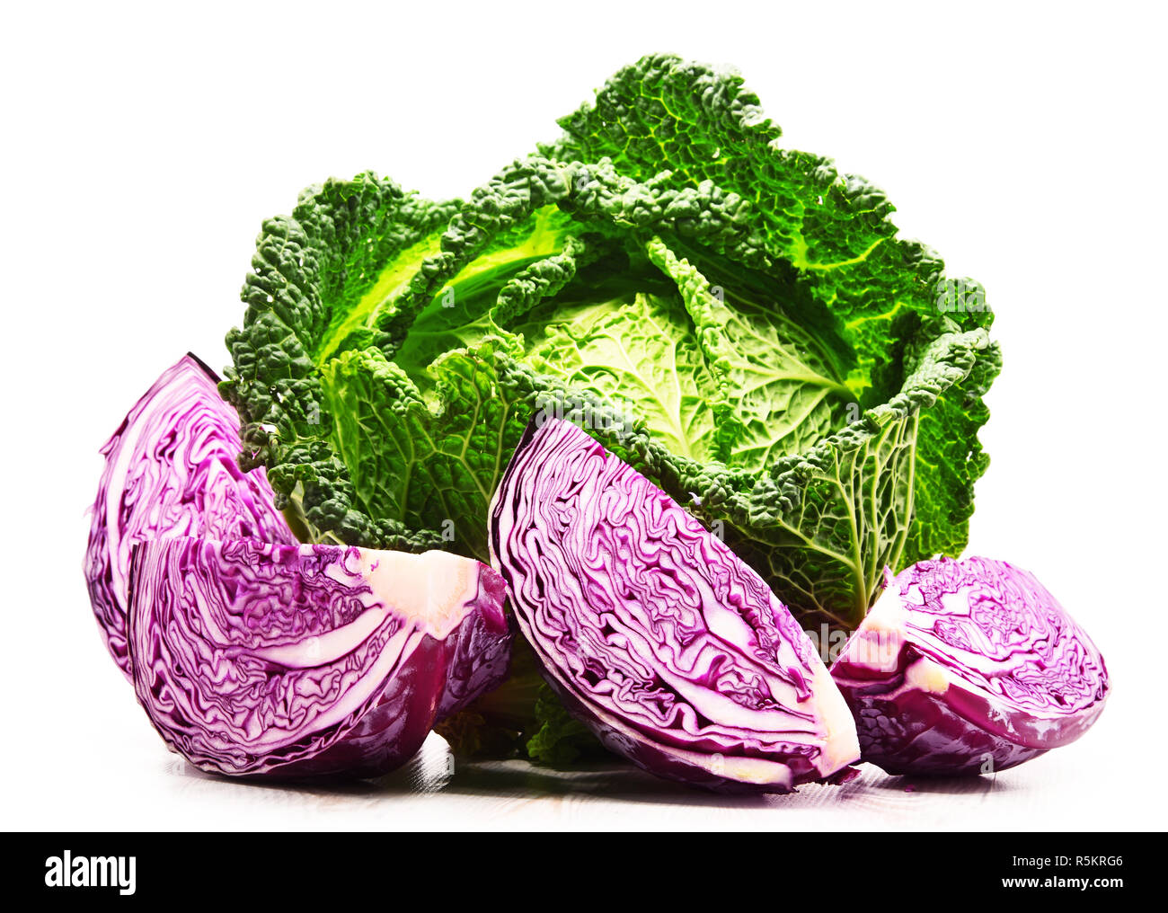 Fresche biologiche teste di cavolo isolato su bianco Foto Stock