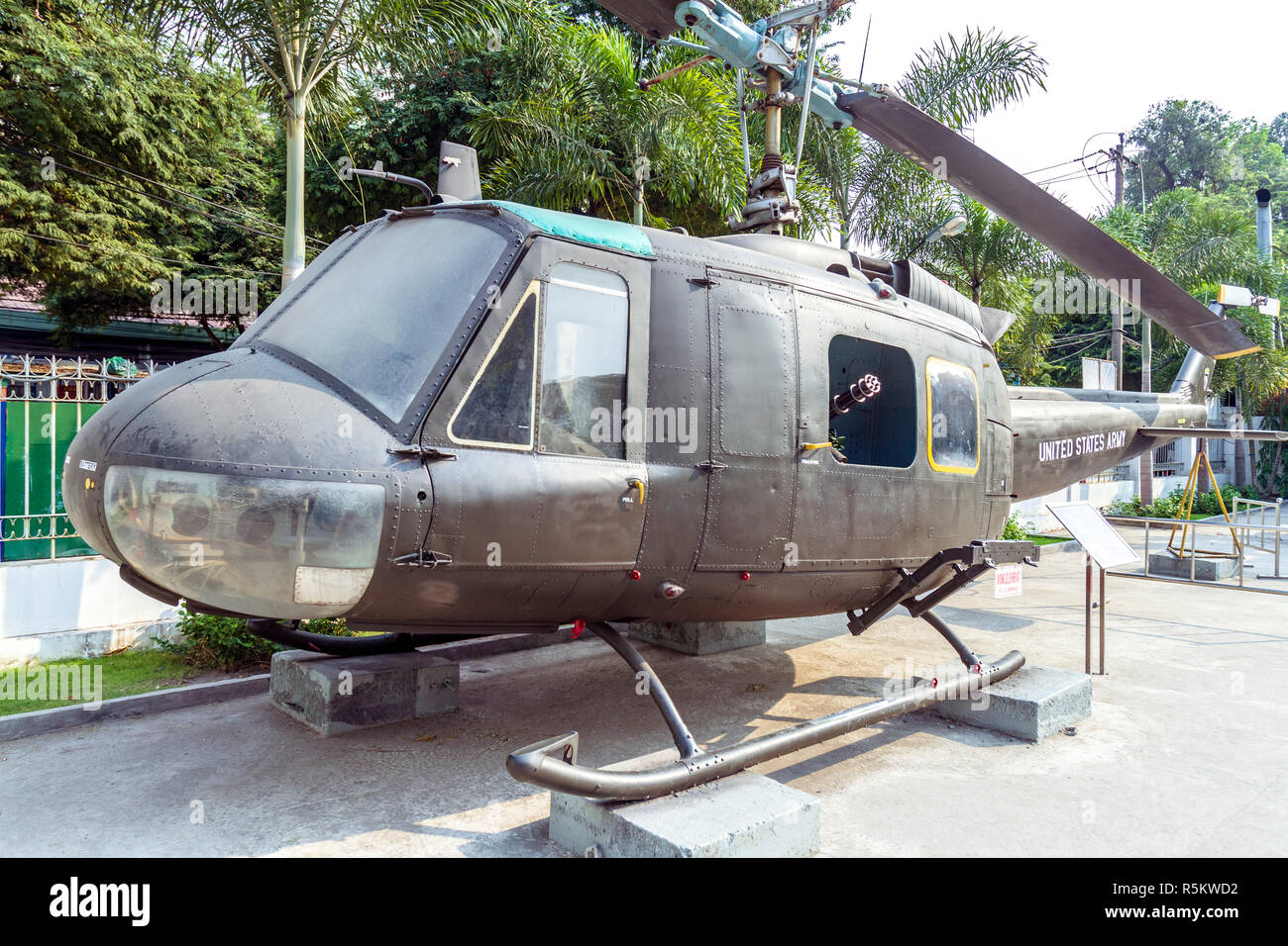 Il Vietnam, Ho Chi Minh City, District 3, Bell UH-1 Iroquois elicottero in US Army livrea parcheggiati in un aeromobile esterno area espositiva Foto Stock