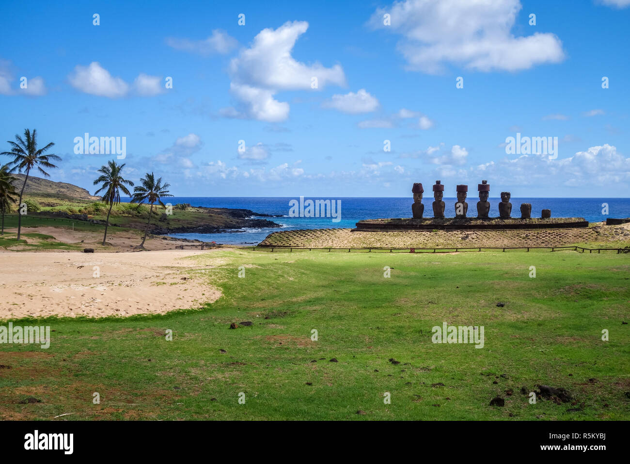 Anakena Palm Beach e Moais statue sito ahu Nao Nao, isola di pasqua Foto Stock
