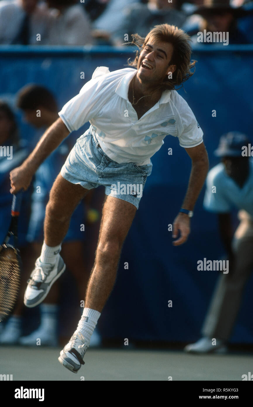 Andre Agassi seguendo attraverso su un servire durante una partita al 1988 US Open a Flushing Meadows. Foto Stock