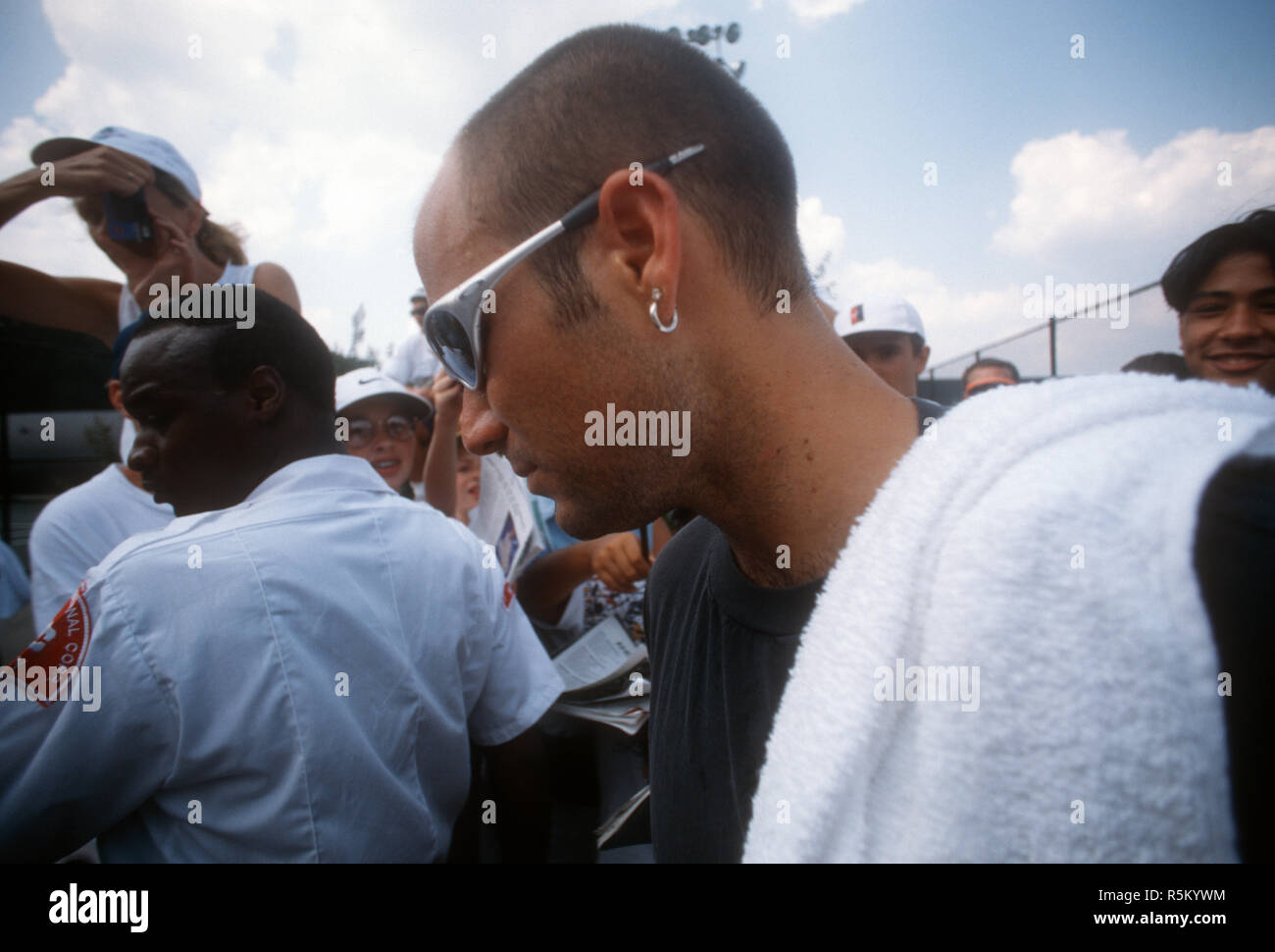 Andre Agassi dopo la pratica allenamento durante un torneo a Washington D.C. nel 1995. Foto Stock