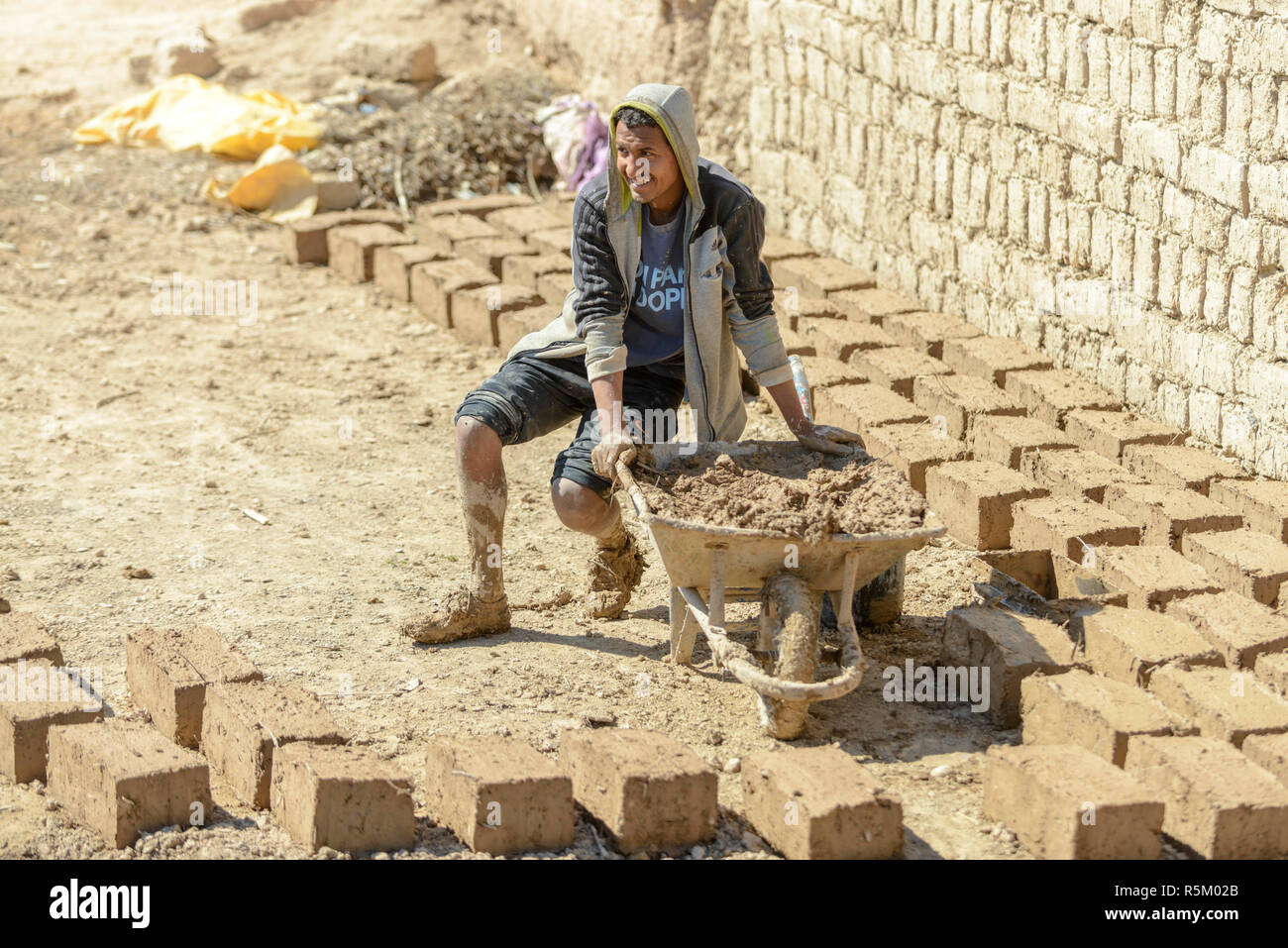 01-03-15, Marrakech, Marocco. Fare mattoni di fango e paglia nel sub-Atlas regione berbera. Mattoni di essiccazione al sole. Foto: © Simon Grosset Foto Stock