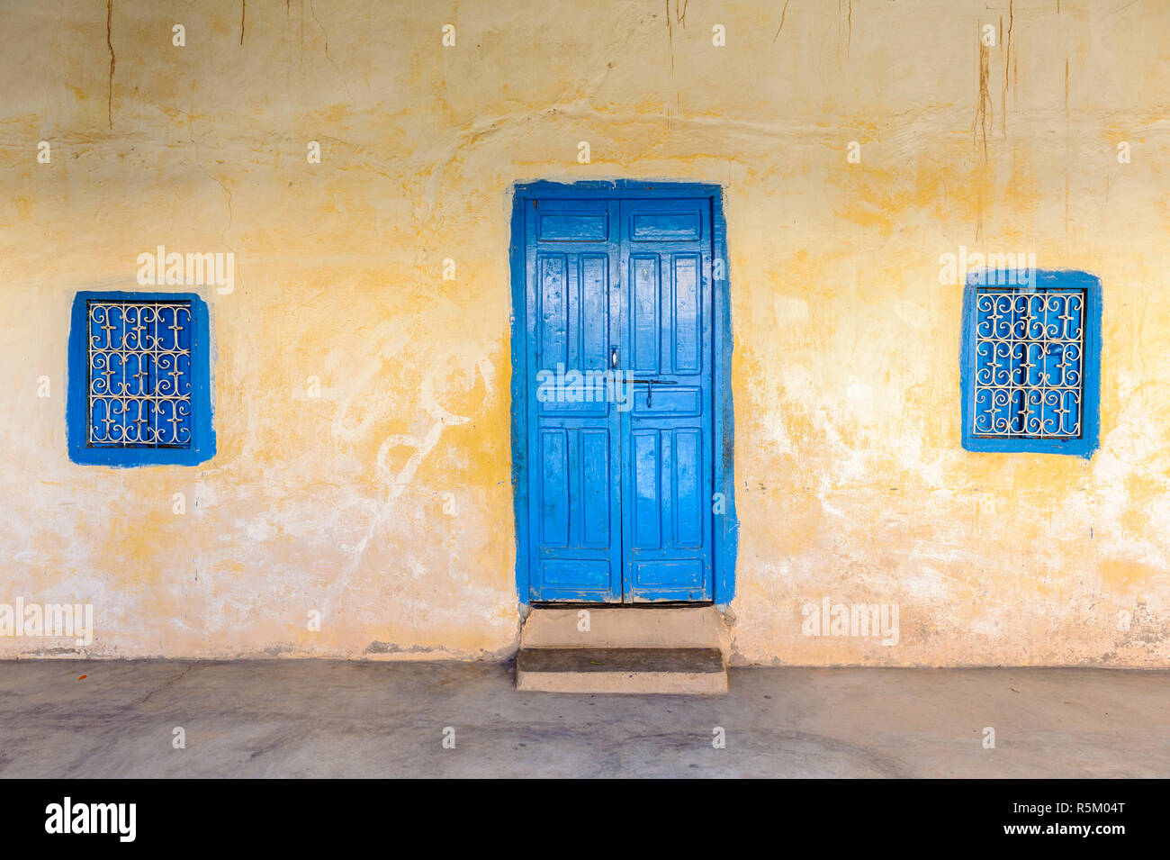 01-03-15, Marrakech, Marocco. Tipico vecchio blu di porte e finestre di una casa in sub-Atlas regione berbera. Foto: ©Simone Grosset Foto Stock