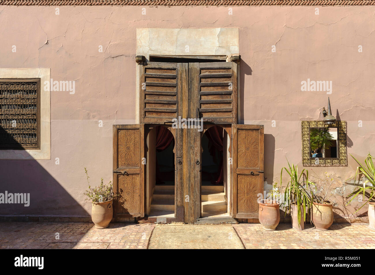 01-03-15, Marrakech, Marocco. Tipica vecchia porta di legno e finestre di una casa in sub-Atlas regione berbera. Foto: ©Simone Grosset Foto Stock