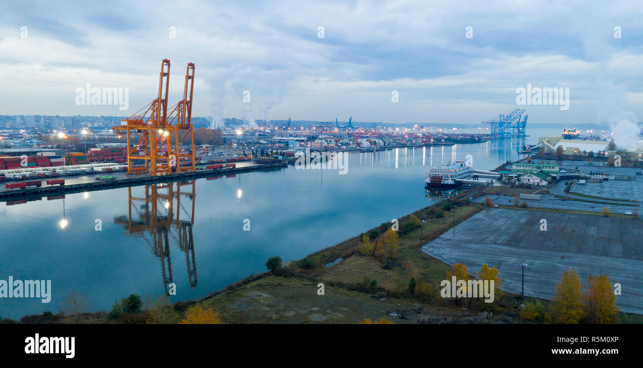 La natura e l'industria crea foschia al tramonto su la marea Appartamenti al porto di Tacoma Washington Foto Stock