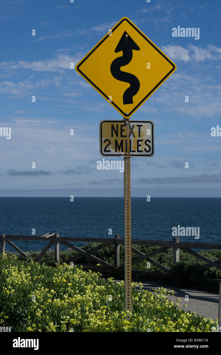 Strada segno, strada tortuosa Foto Stock