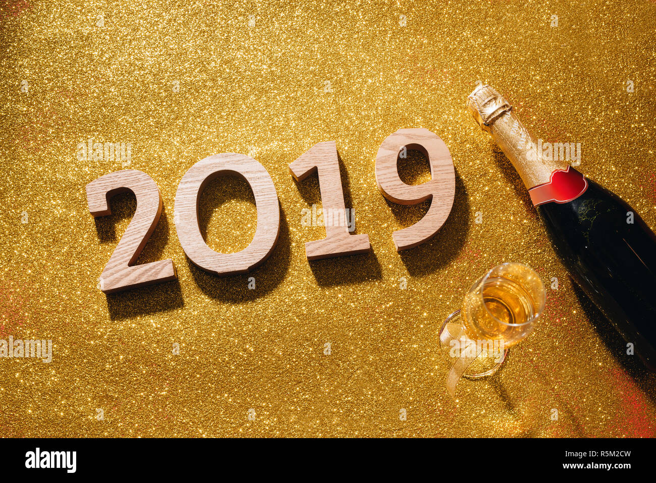 Felice anno nuovo layout. I numeri 2019 notepad e spazio libero per il testo. Decorazioni di Natale, giocattoli di Natale, stelle d'oro, doni. Foto Stock