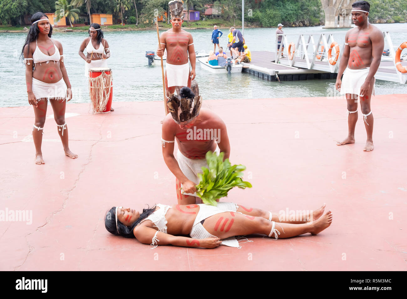 Cubano popolo indigeno eseguire una scenetta raffigurante un rituale di guarigione per i turisti nei pressi di Matanzas Cuba. Foto Stock