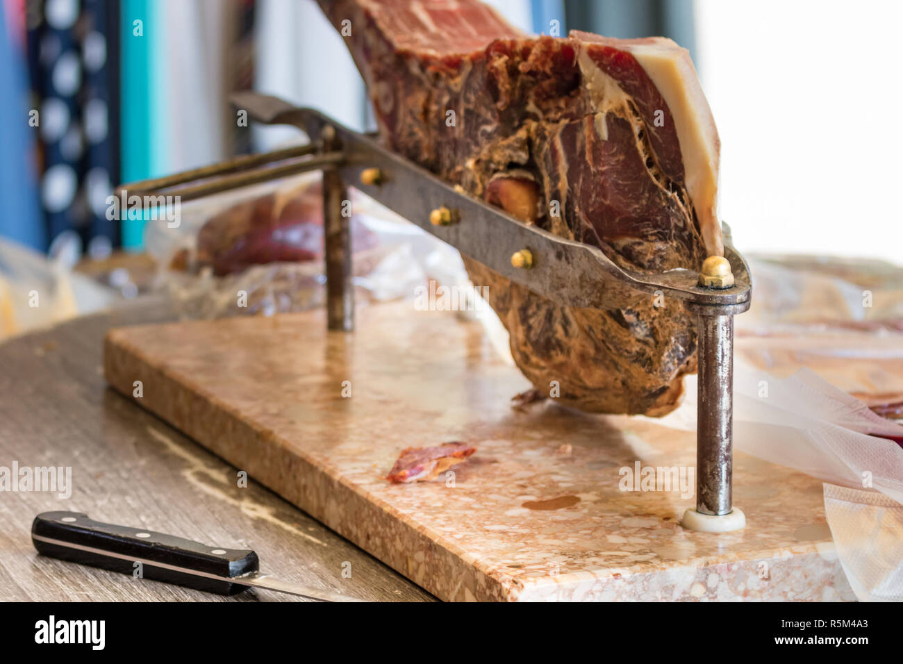 Un prosciutto crudo gamba su un metallo fermaprosciutto in Split, Croazia  Foto stock - Alamy