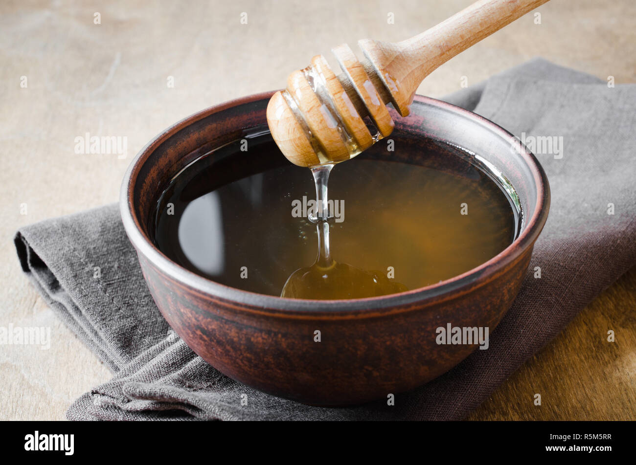 Miele biologico sul tavolo di legno. Foto Stock