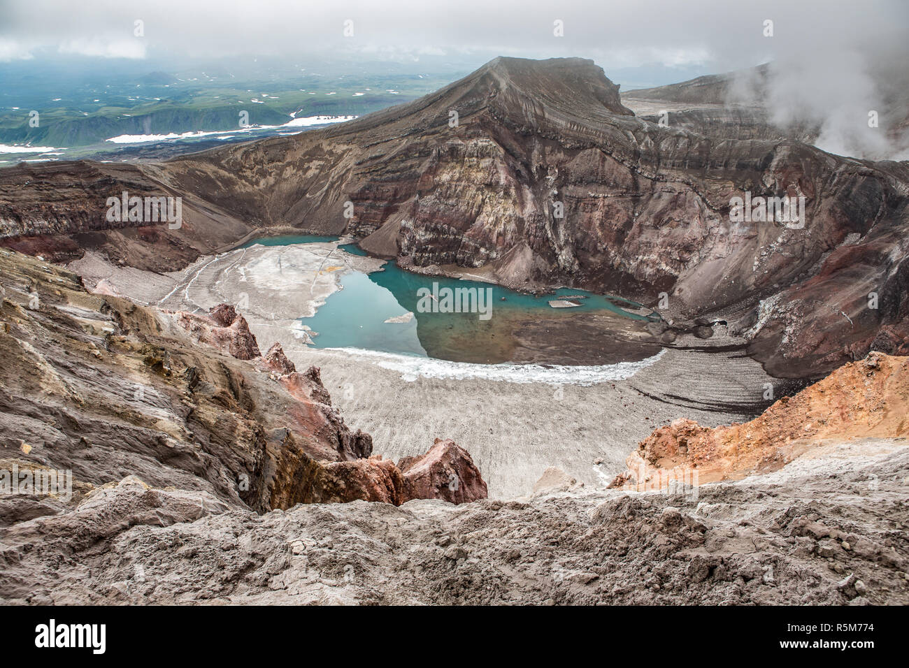 Il cratere del vulcano Gorely, Kamchatka, Russia Foto Stock