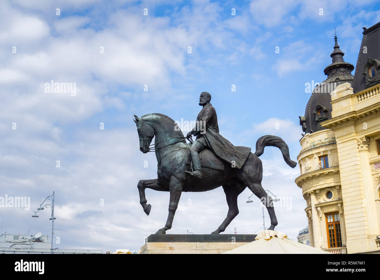 Settembre 22, 2017 Bucarest/Romania - statua equestre di Carol I di fronte alla Biblioteca Centrala Universitara installate nel 2007 (l'originale è stato t Foto Stock