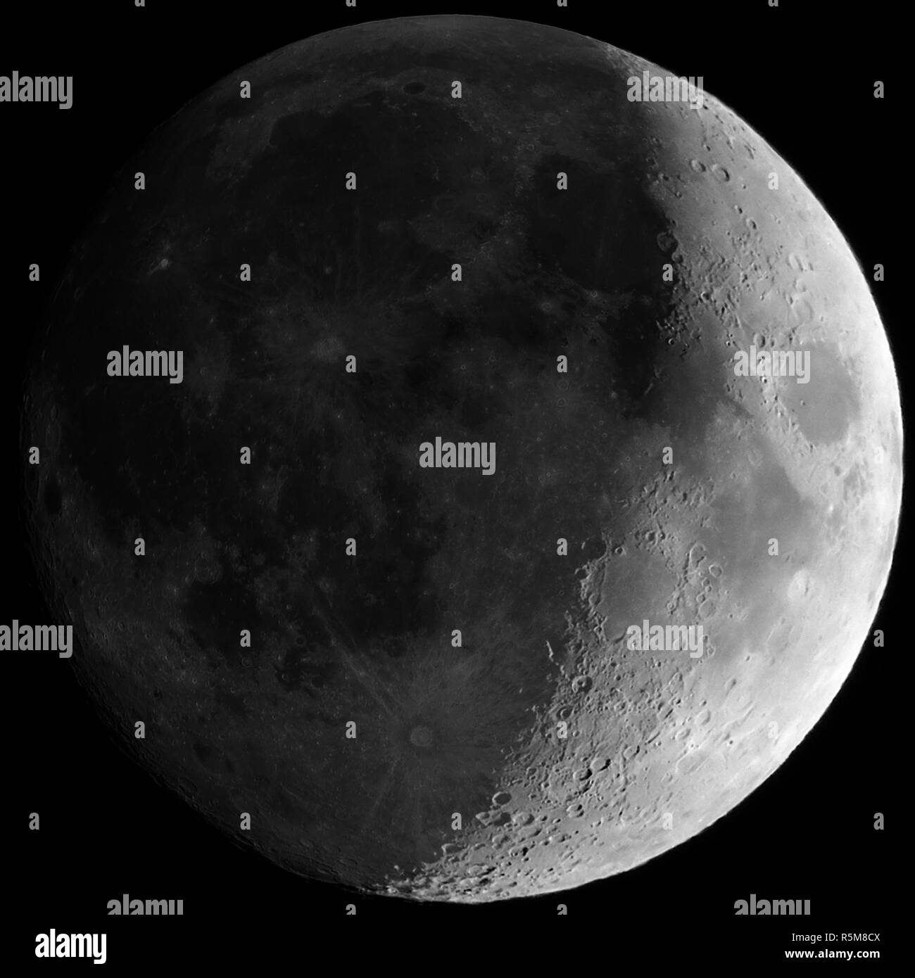 Luna crescente visto con telescopio Foto Stock