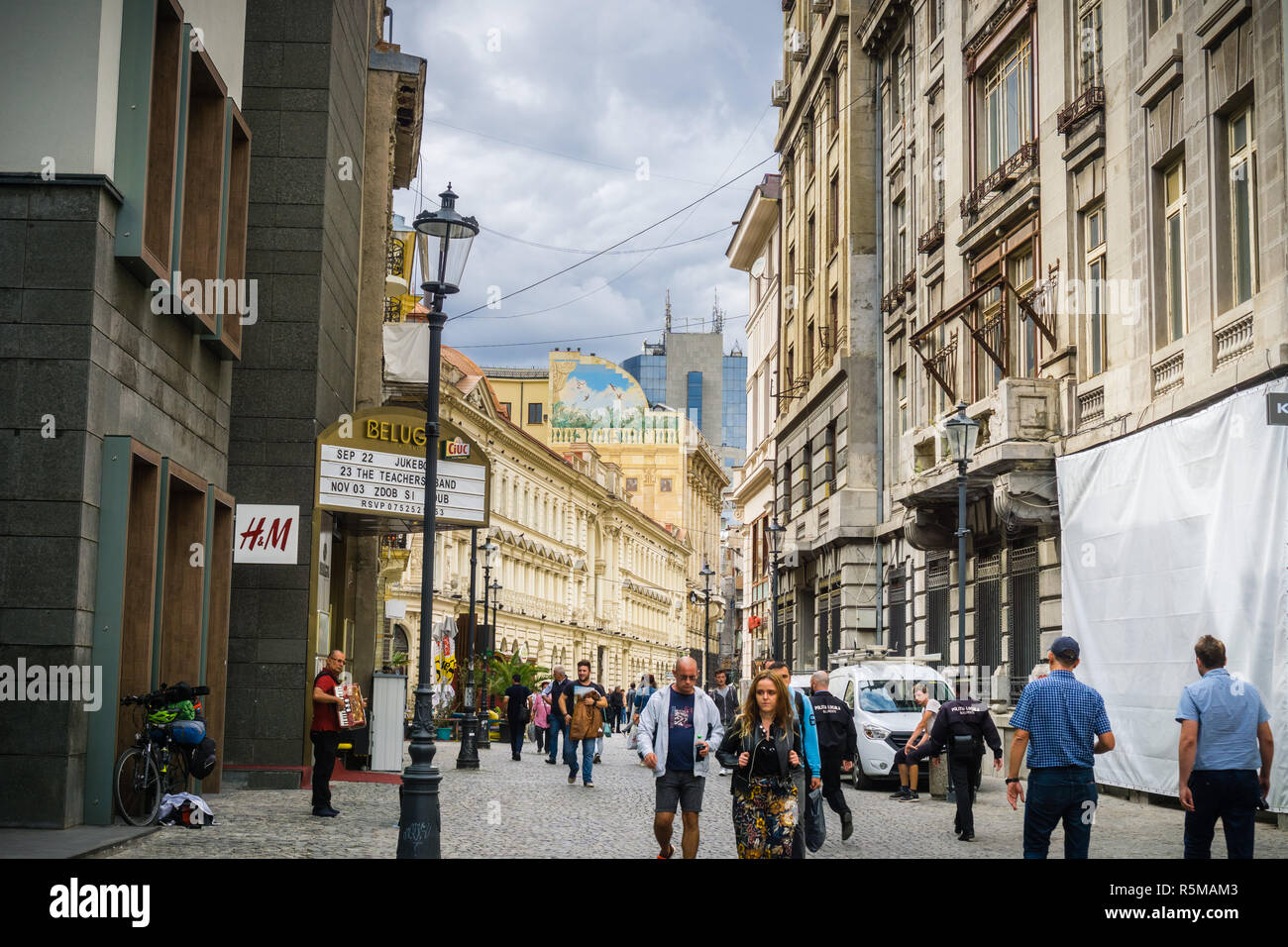 Settembre 22, 2017 Bucarest/Romania - la gente che camminava sul Lipscani Street nel centro di Bucarest Foto Stock