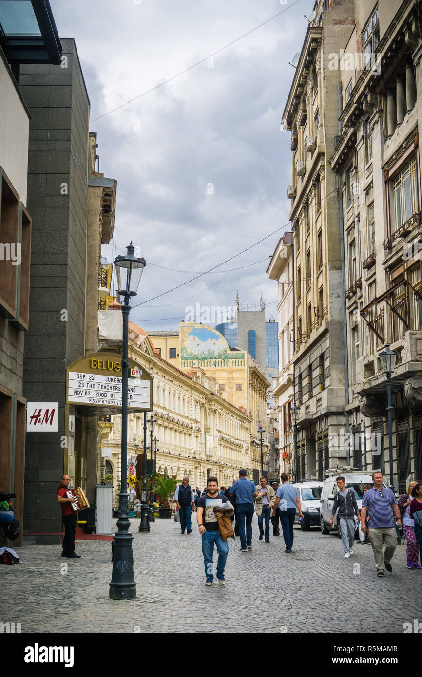 Settembre 22, 2017 Bucarest/Romania - la gente che camminava sul Lipscani Street nel centro di Bucarest Foto Stock