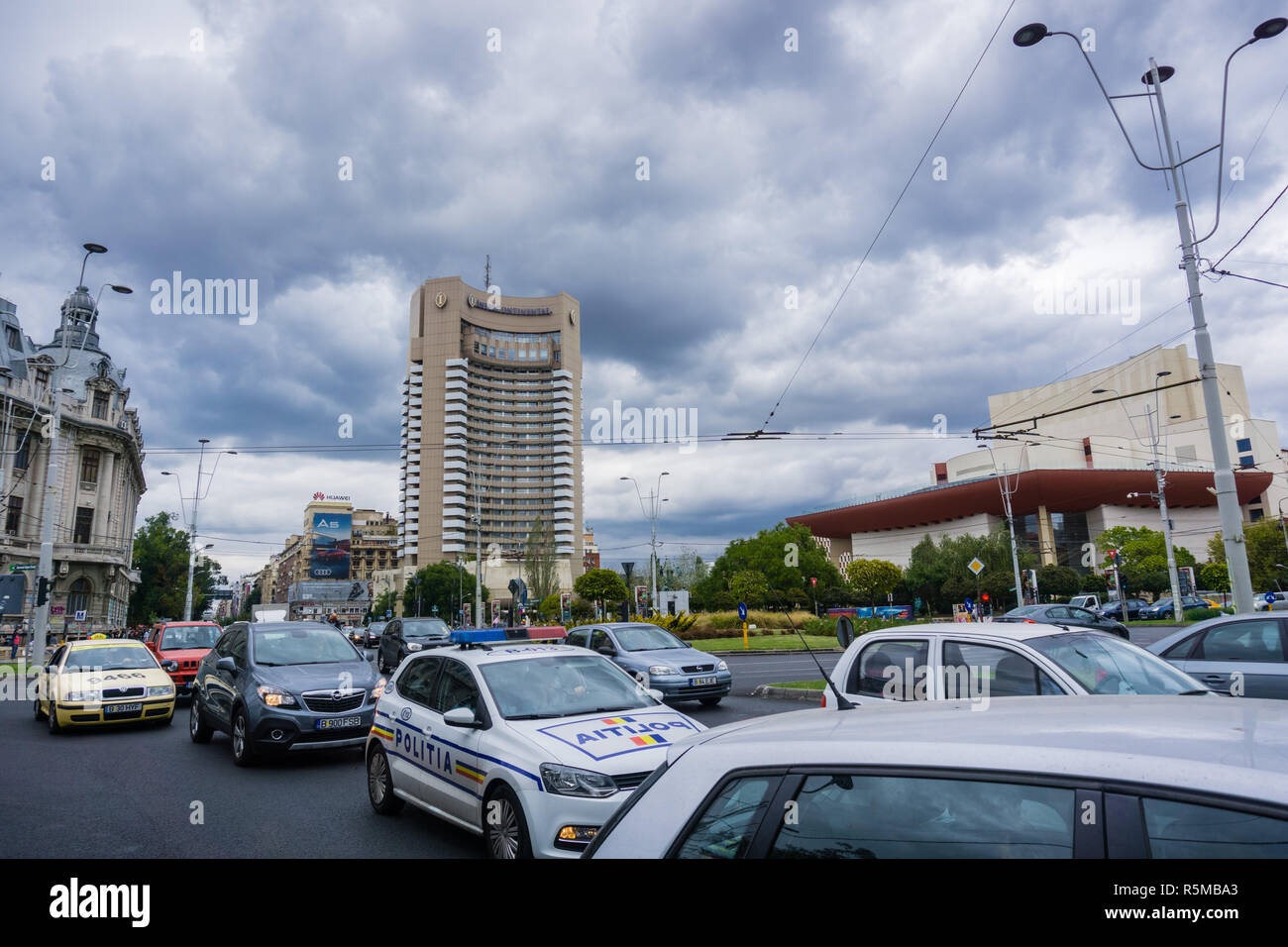 Settembre 22, 2017 Bucarest/Romania - intenso traffico in Universitatii Square, nel centro di Bucarest in un giorno nuvoloso; Intercontinental Hotel e il Foto Stock
