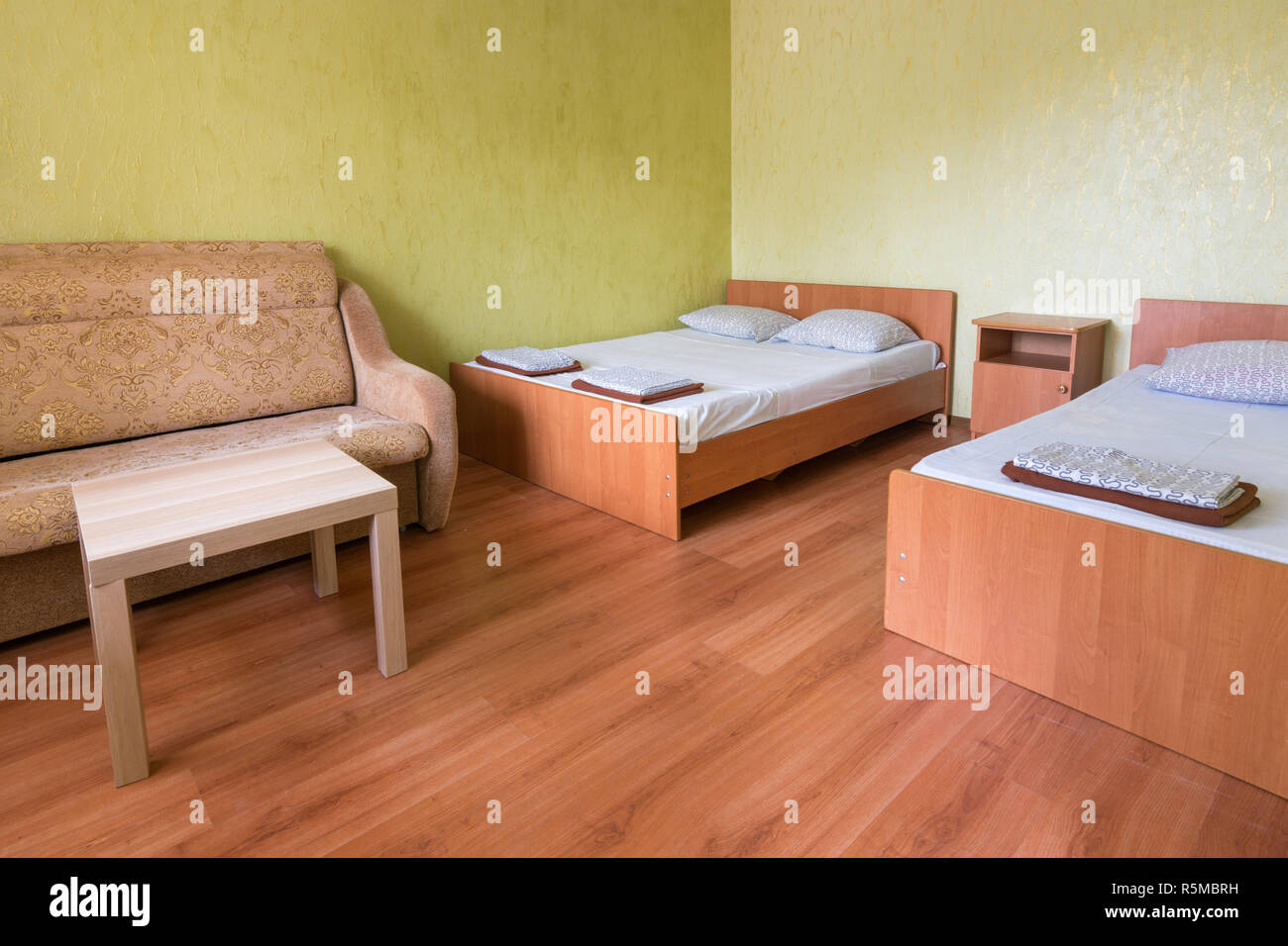 Interno della stanza di un hotel economico con due letti Foto Stock
