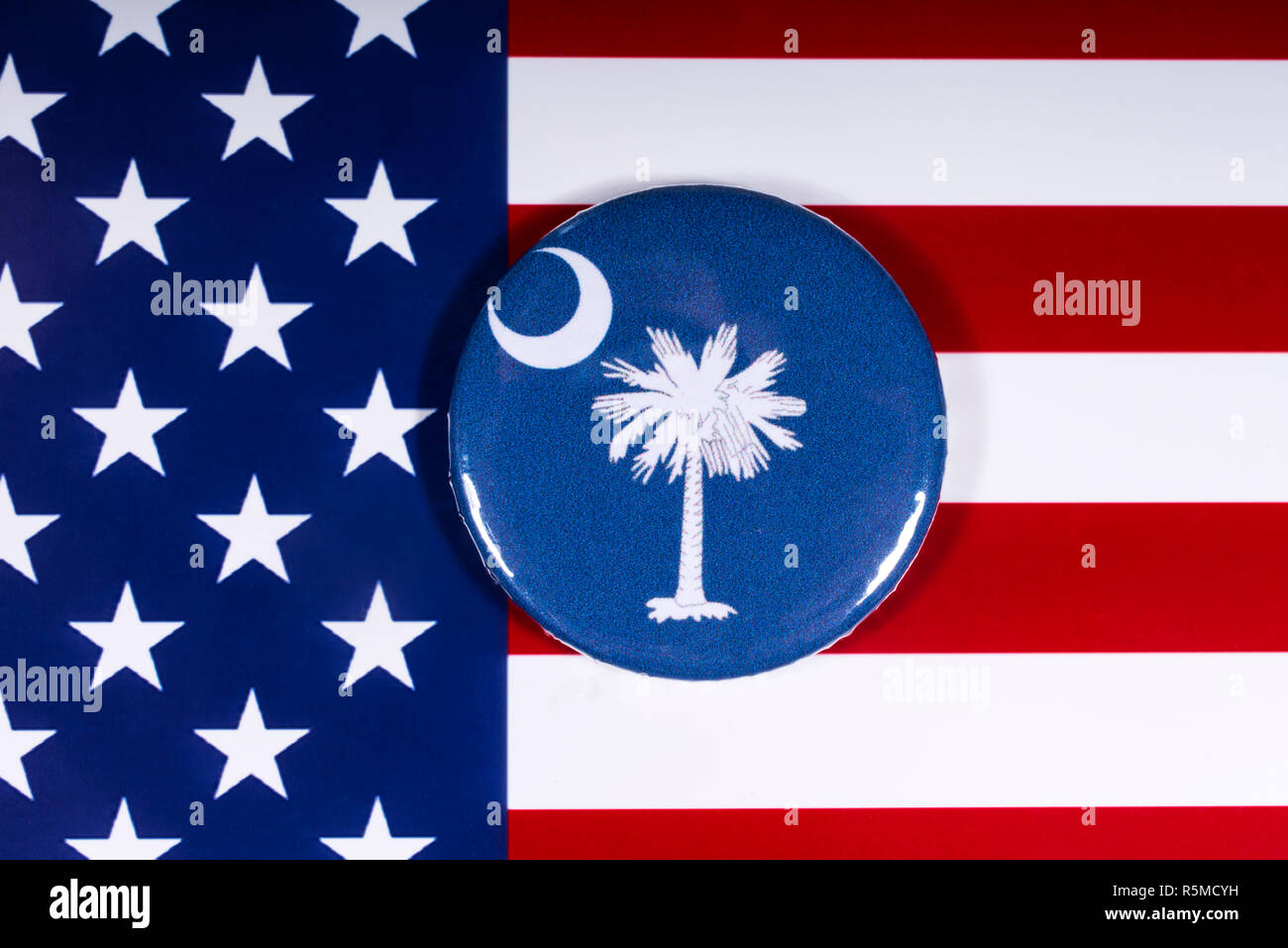 London, Regno Unito - 15 Novembre 2018: il simbolo dello stato della Carolina del Sud, nella foto sopra la bandiera degli Stati Uniti d'America. Foto Stock