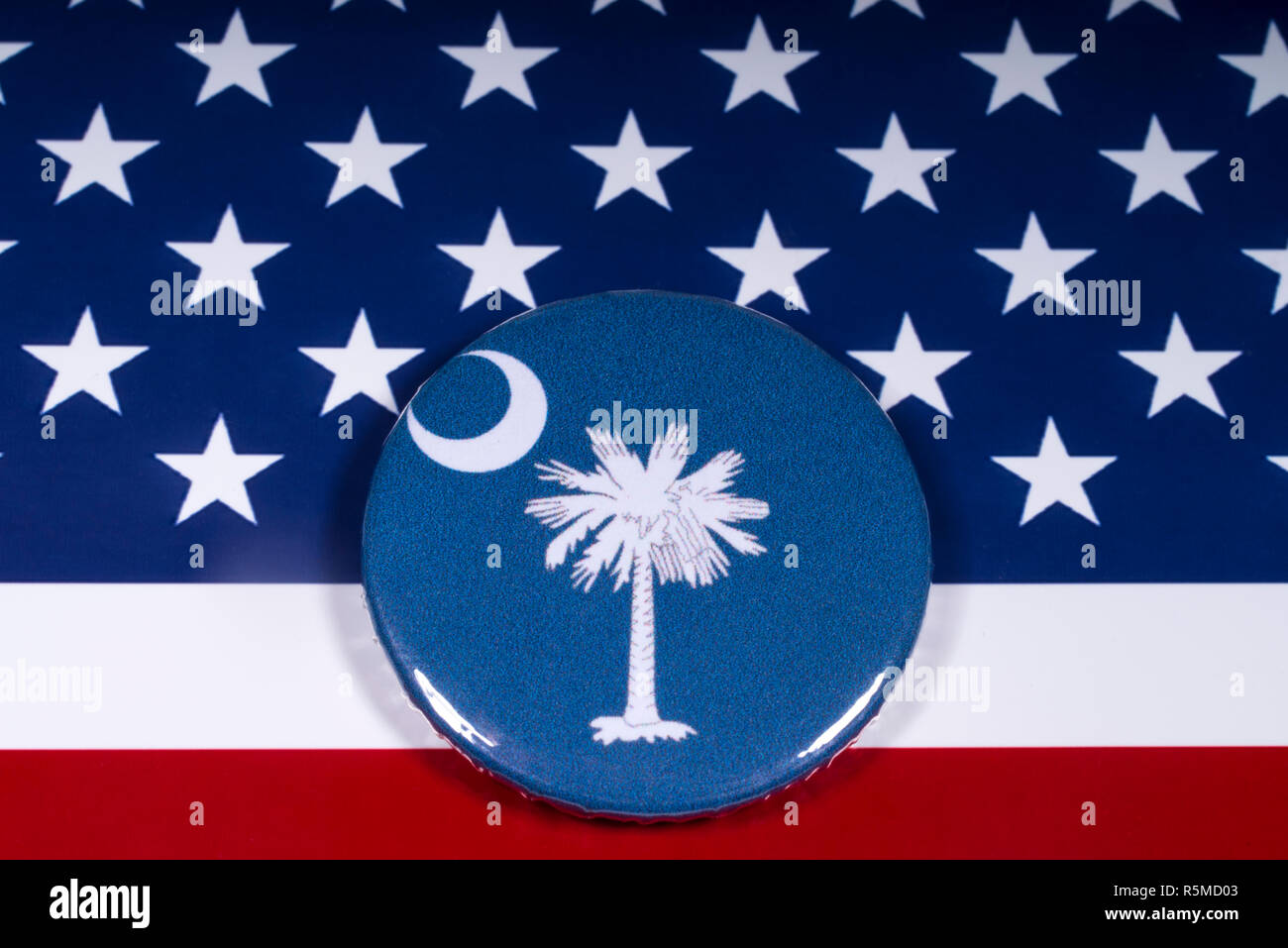London, Regno Unito - 15 Novembre 2018: il simbolo dello stato della Carolina del Sud, nella foto sopra la bandiera degli Stati Uniti d'America. Foto Stock