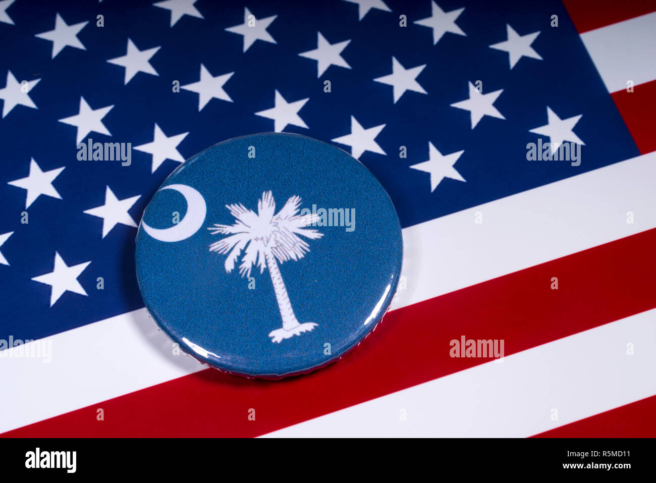 London, Regno Unito - 15 Novembre 2018: il simbolo dello stato della Carolina del Sud, nella foto sopra la bandiera degli Stati Uniti d'America. Foto Stock