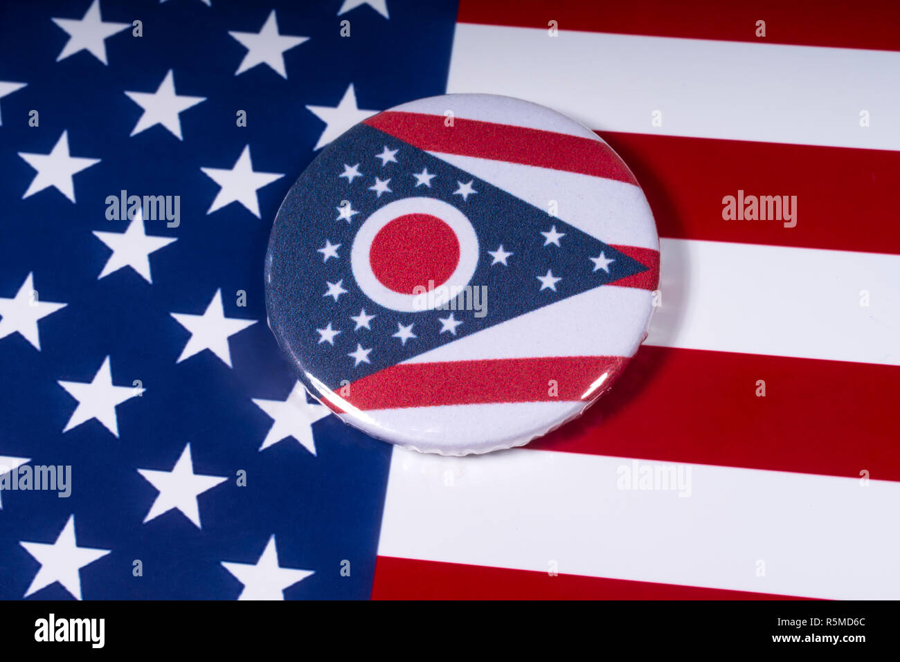London, Regno Unito - 15 Novembre 2018: il simbolo dello stato dell'Ohio, nella foto sopra la bandiera degli Stati Uniti d'America. Foto Stock