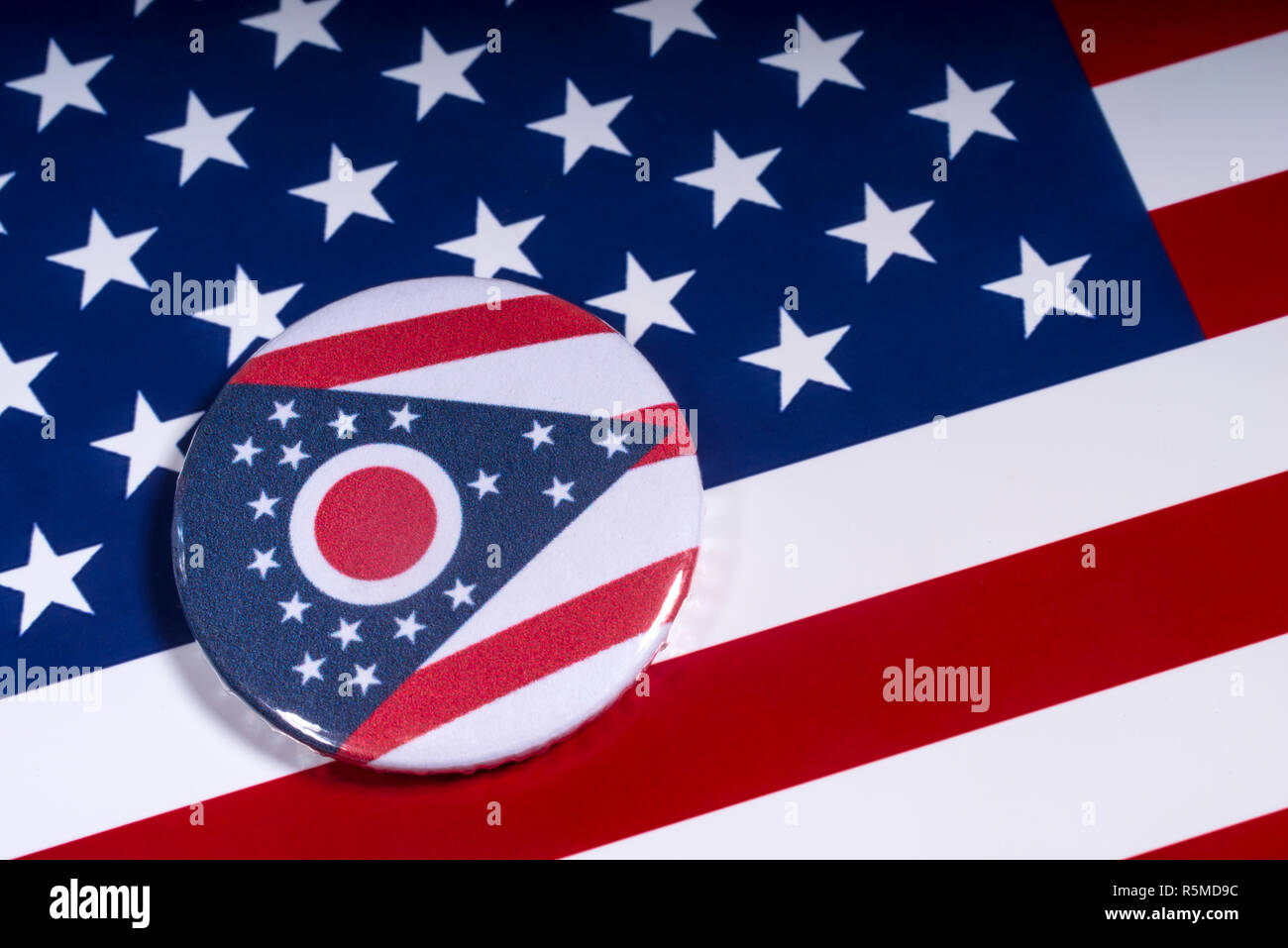 London, Regno Unito - 15 Novembre 2018: il simbolo dello stato dell'Ohio, nella foto sopra la bandiera degli Stati Uniti d'America. Foto Stock