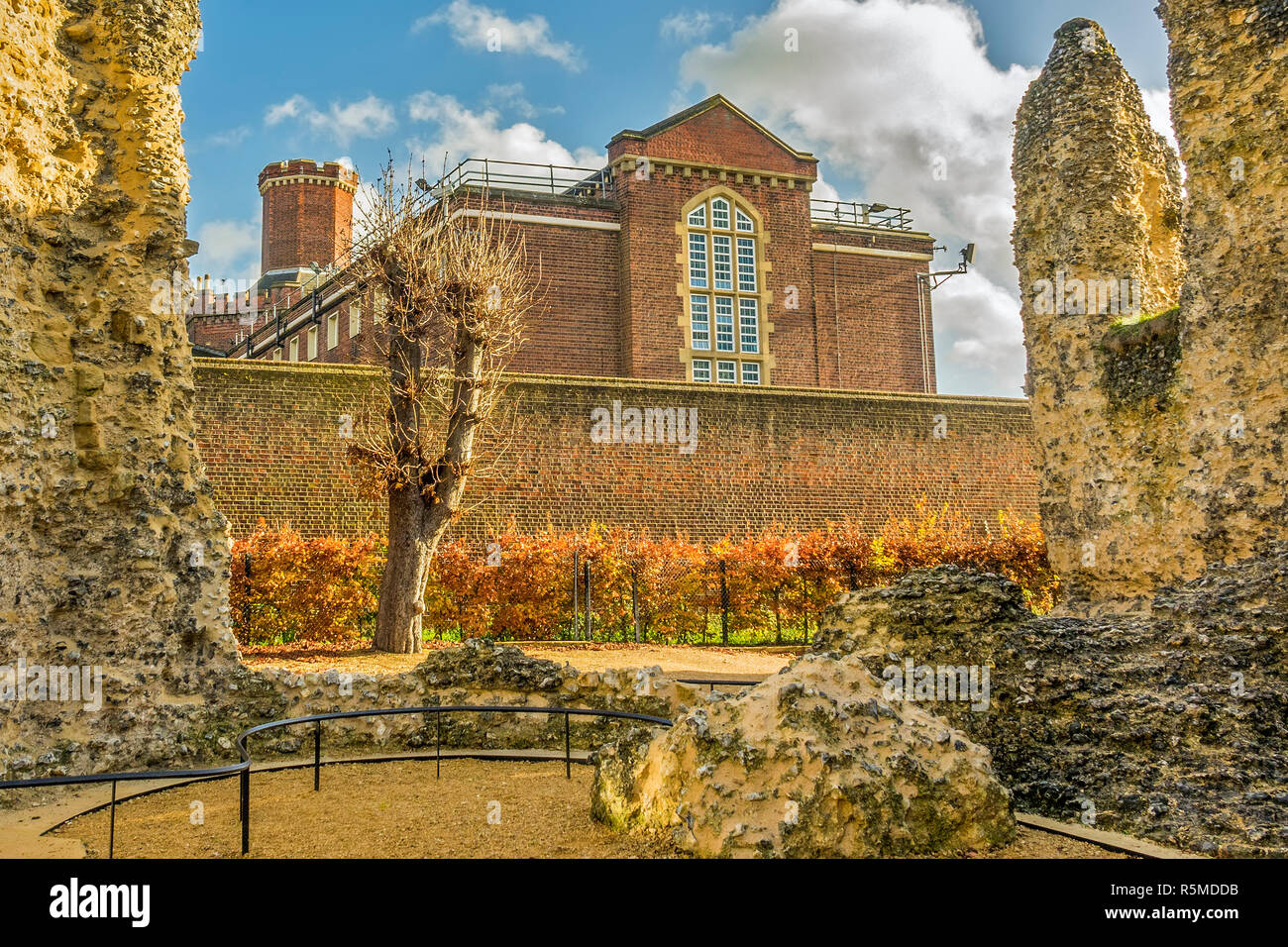 Il carcere a lettura dietro le rovine dell'Abbazia, Berkshire, Regno Unito Foto Stock
