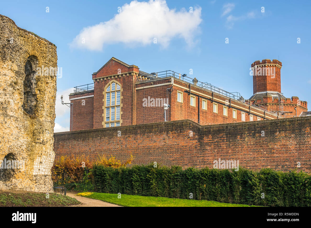 Il carcere a lettura dietro le rovine dell'Abbazia, Berkshire, Regno Unito Foto Stock