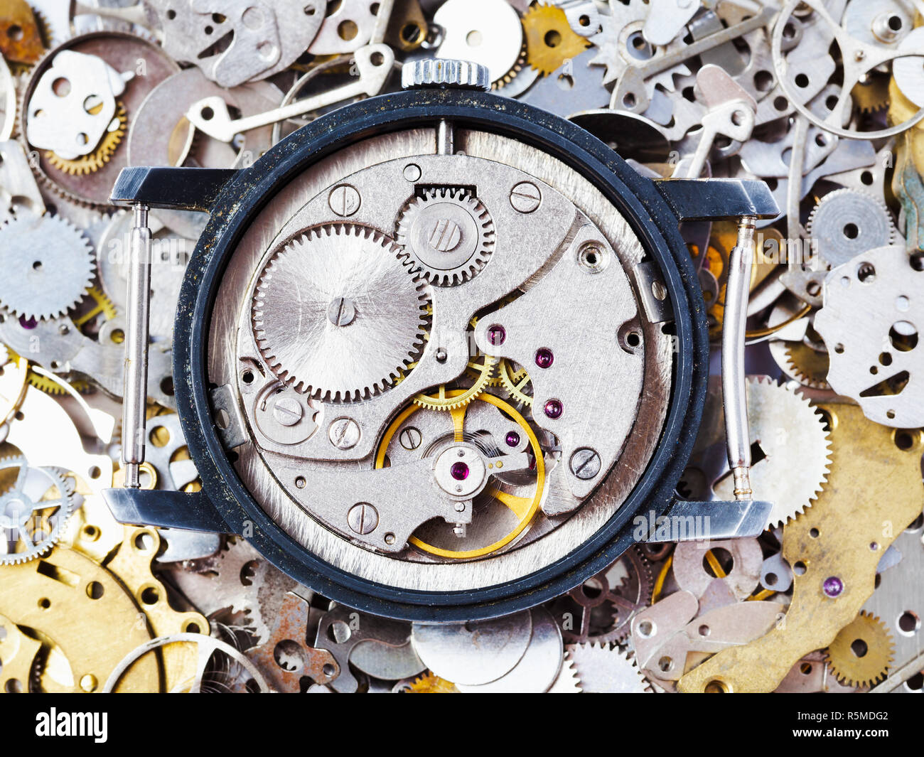Aprire utilizzato un orologio meccanico sul mucchio di parti di ricambio  Foto stock - Alamy