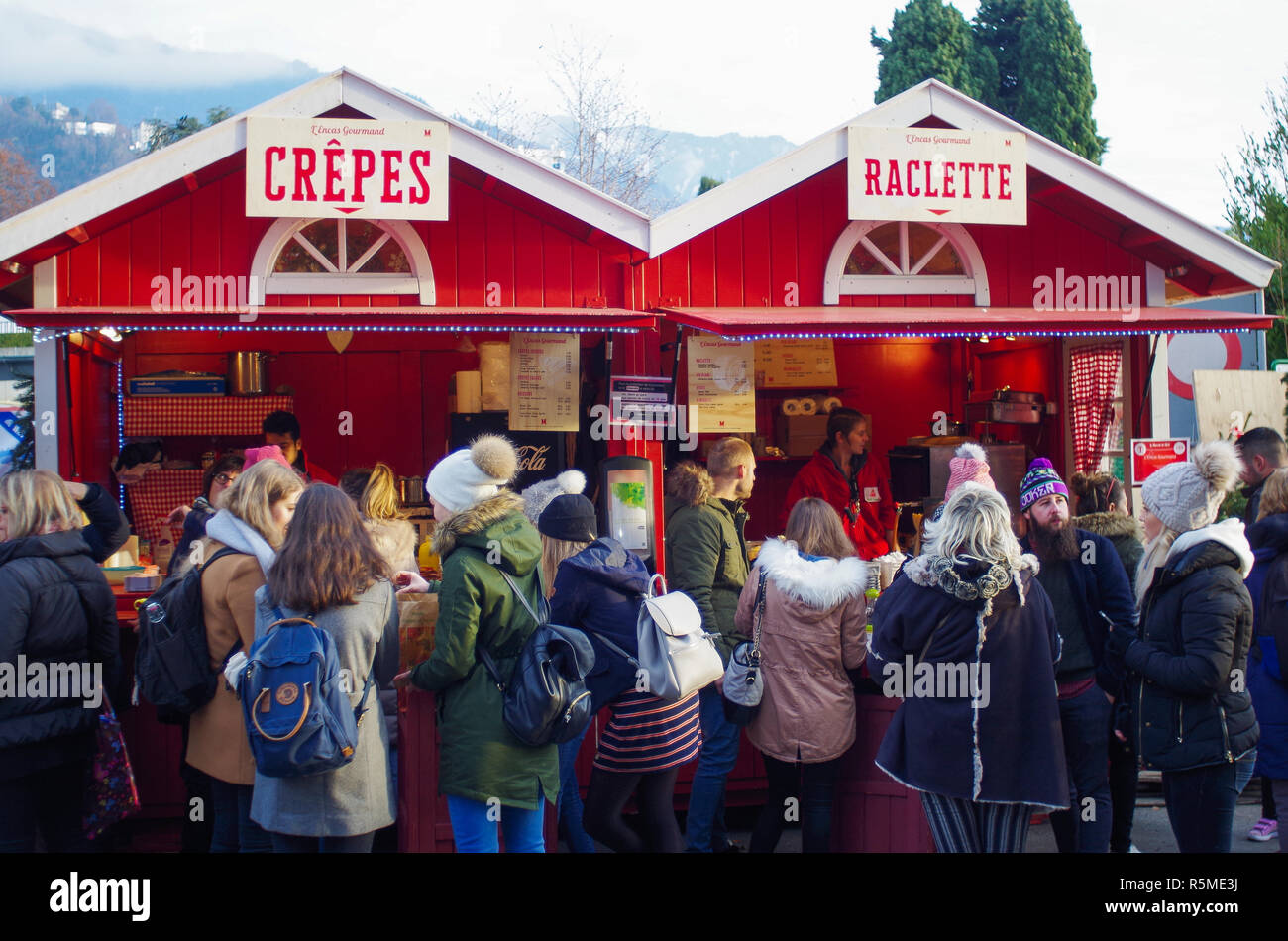 Crepes e Racelette stallo in outdoor mercato di festa a Montreux. Foto Stock