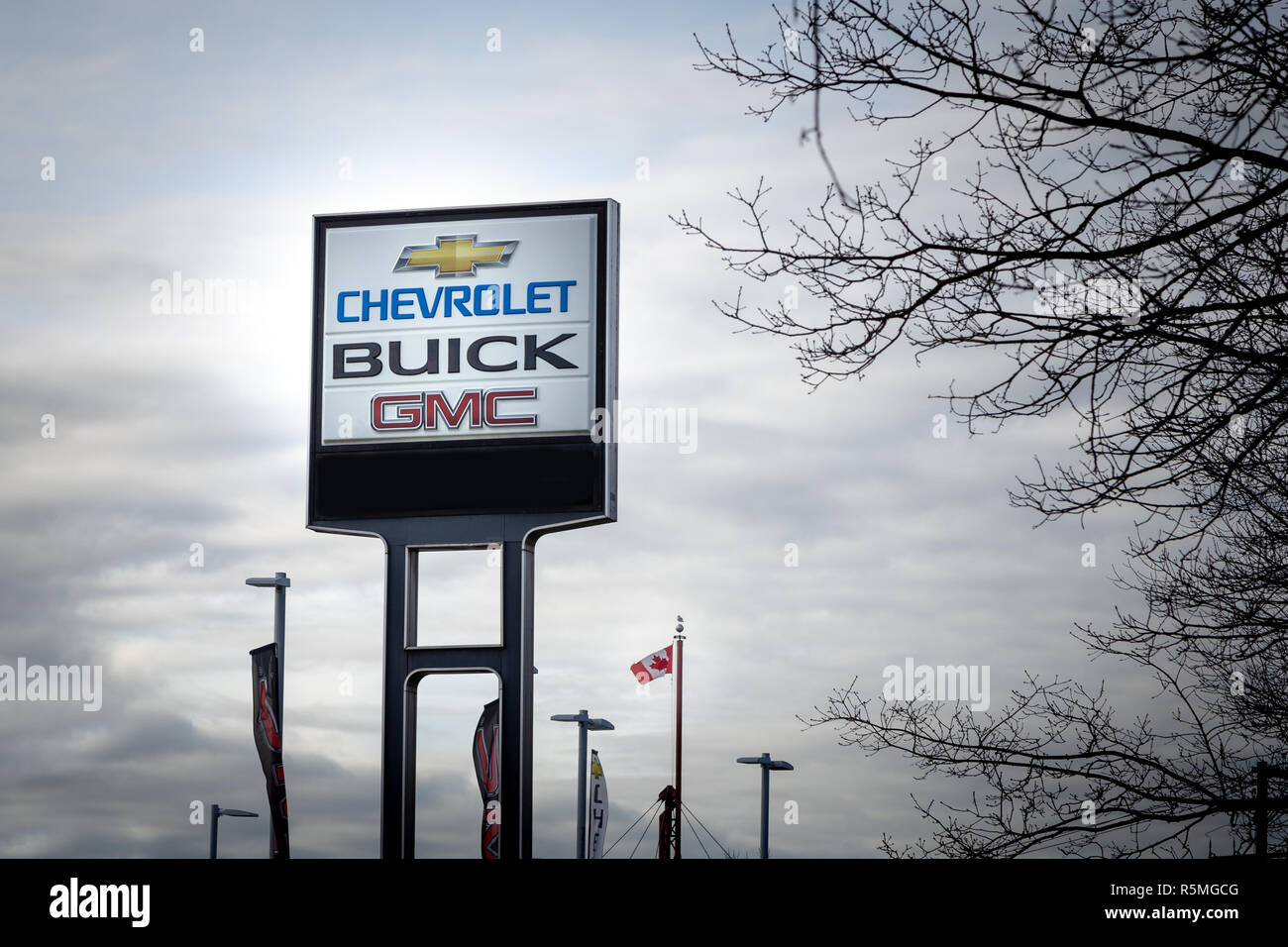 VANCOUVER, BC, Canada - Nov 29, 2018: Un General Motors concessionaria segno nei giorni dopo l'annuncio della GM di chiusure di impianti in Nord Americ Foto Stock