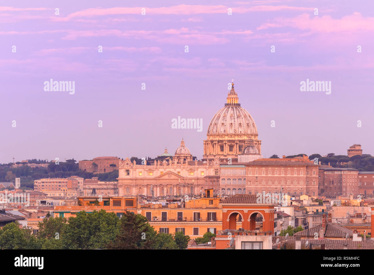 San Pietro Cattedrale al tramonto in Roma, Italia. Foto Stock