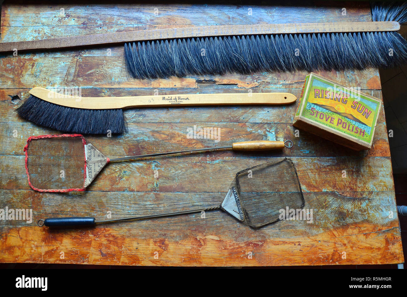 Antichi strumenti da cucina di inizio xx secolo British Manor House compresi flyswotters e spazzole di tabella Foto Stock
