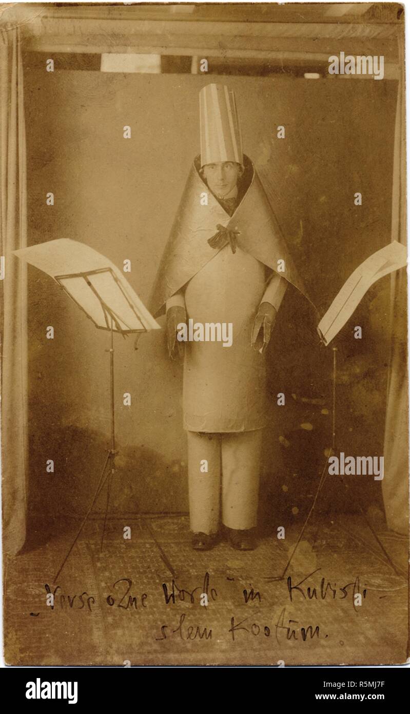 Hugo Ball in un costume cubista nel Cabaret Voltaire, Giugno 1916. Museo: Nationalbibliothek, Schweizerisches Literaturarchiv, Berna. Autore: anonimo. Foto Stock