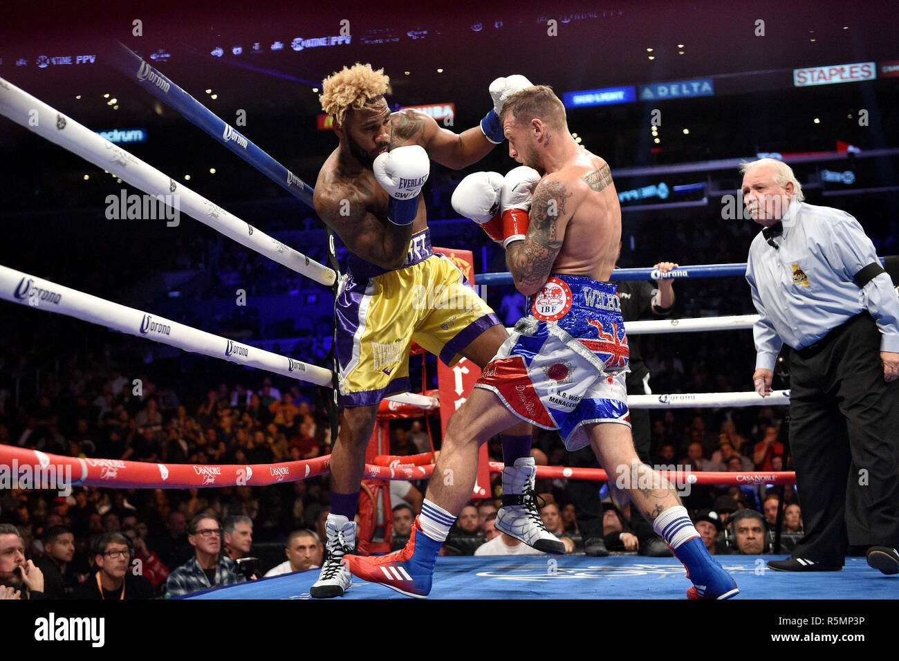 Jarrett Hurd sconfigge Jason Welborn durante la WBA, IBF, IBO Super Welterweight Championship bout al Staples Center di Los Angeles. Stampa foto di associazione. Picture Data: Sabato 1 dicembre, 2018. Vedere PA storia boxing di Los Angeles. Foto di credito dovrebbe leggere: Lionel Hahn/PA FILO Foto Stock