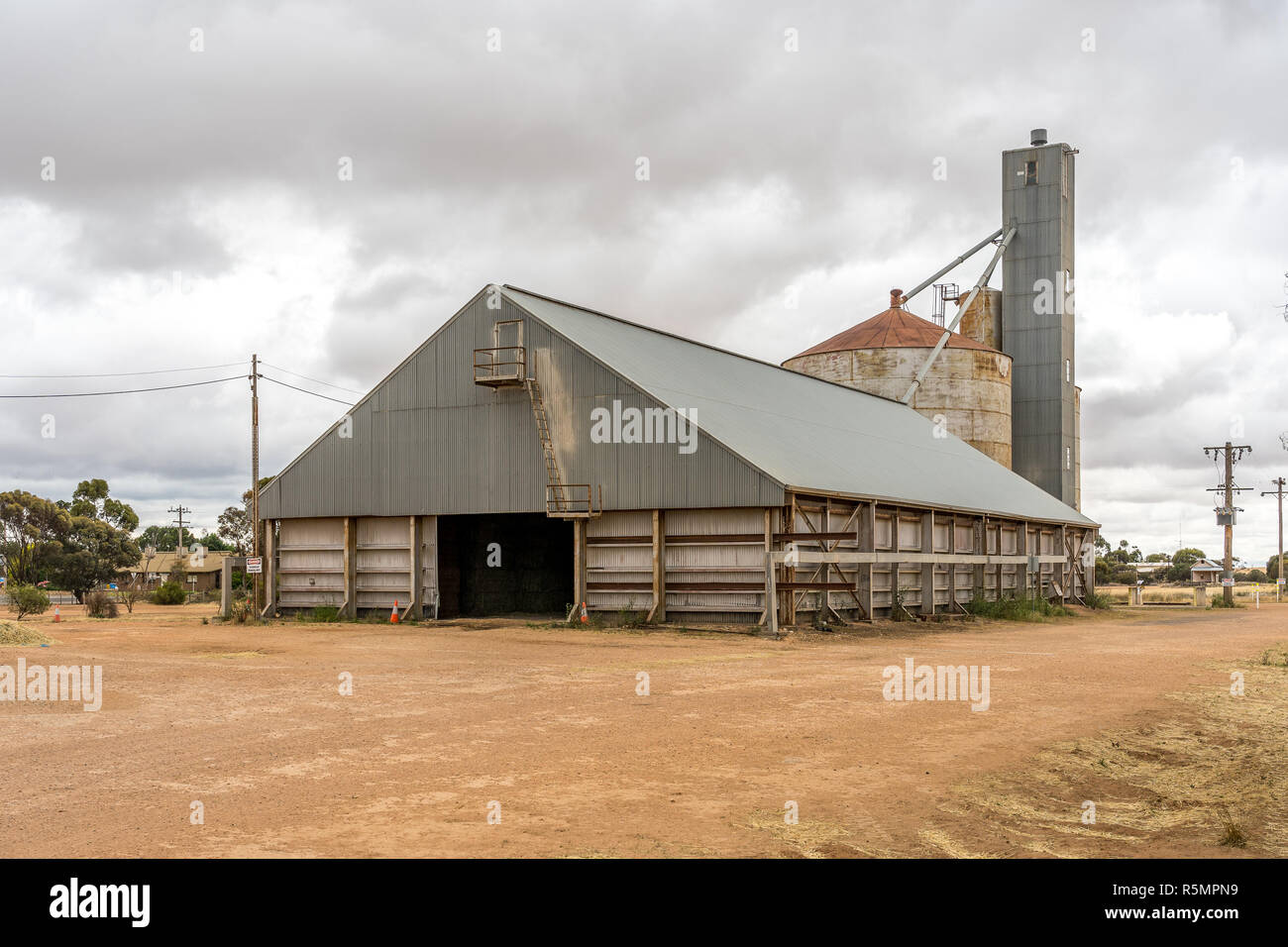 Patchewollock, Victoria, Australia - vecchio silo e un capannone Foto Stock