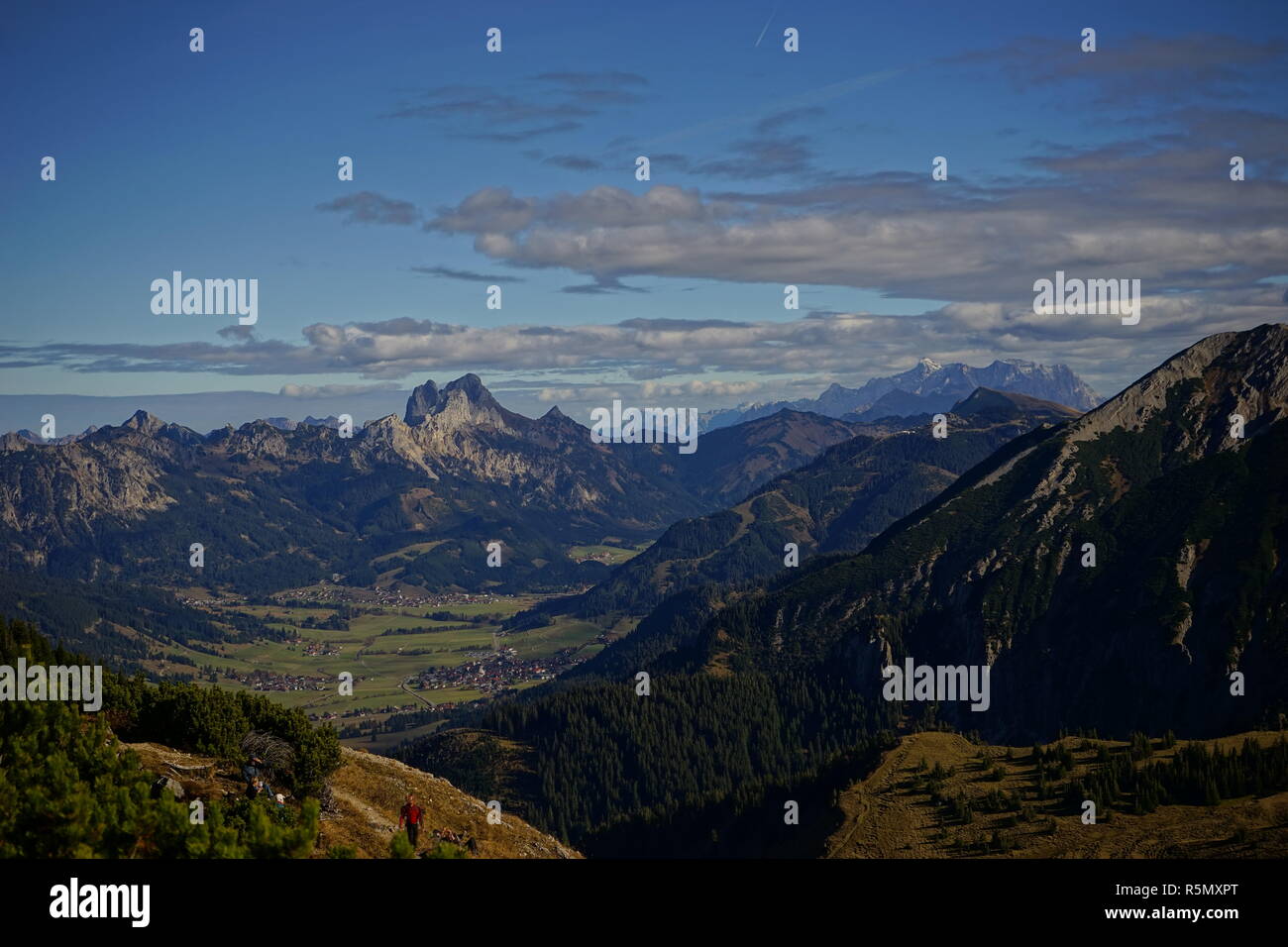 Vista dal Monte Iseler sopra la Valle di Tannheimer Foto Stock