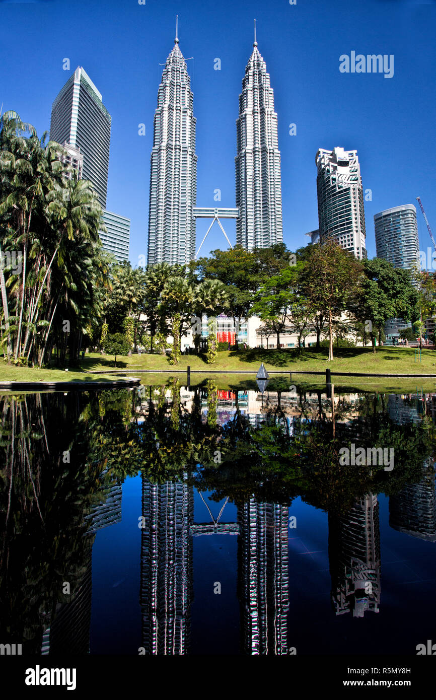 Viste delle Torri Petronas di Kuala Lumpur, Malesia Foto Stock